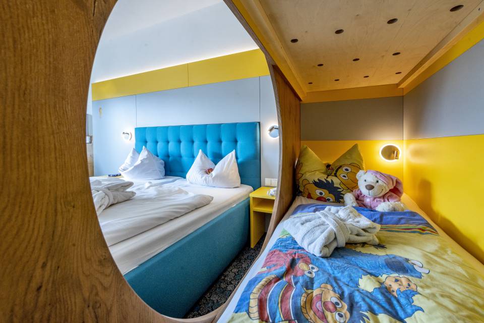 Familienzimmer 'Königsheide' mit gemütlicher Nische für Kinder.
