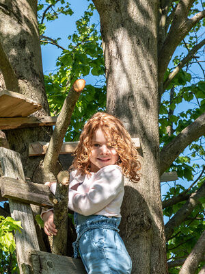 Familienhotel Mein Krug im Fichtelgebirge: Kinder klettern auf dem Baumhaus