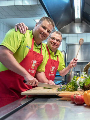 Familienhotel Mein Krug im Fichtelgebirge: Gastgeber Florian und Jürgen beim Kochen