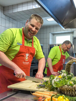 Familienhotel Mein Krug im Fichtelgebirge: Gastgeber Florian und Jürgen stehen in der Küche und kochen regionale und frische Gerichte