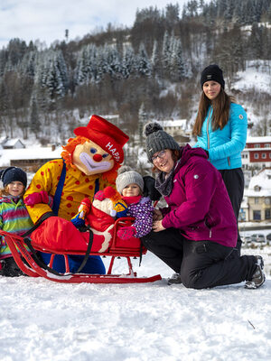 Familienhotel Mein Krug im Fichtelgebirge: Gruppenfoto mit Eltern, kindern und Happy im Winter
