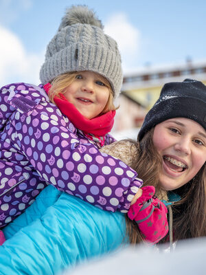 Familienhotel Mein Krug im Fichtelgebirge: Familie tollt gemeinsam im Schnee