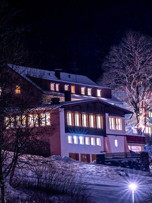 Familienhotel Mein Krug im Fichtelgebirge: Hotelansicht bei Nacht im Winter