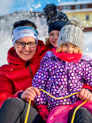 Familienhotel Mein Krug im Fichtelgebirge: Familie auf dem Schlitten im Winter